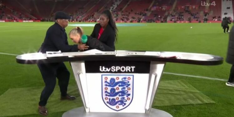 Video/ Panik në fushë, moderatorja sportive humbet ndjenjat gjatë transmetimit në të drejtpërdrejtë. Si është gjendja e saj tani?