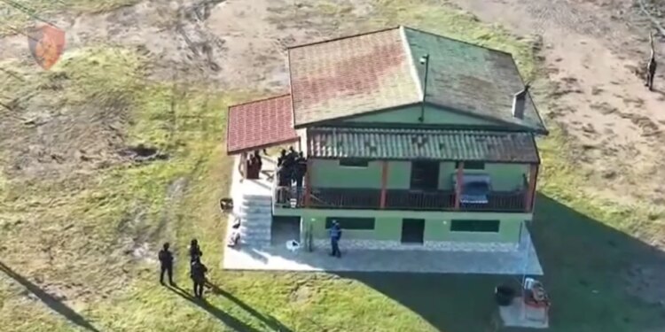 Video/ Pushtimi në Fushë-Kuqe, policia rrethon vilën! Kush janë dy të arrestuarit lidhur me vrasjen e Indrit Dokles në 2022?