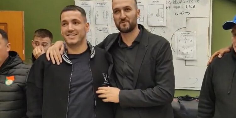 Videobrevi/ Një surprizë e këndshme para ndeshjes së Kategorisë së Parë: Rey Manaj bën takimin me futbollistët e Lushnjës dhe u premton shpërblim.