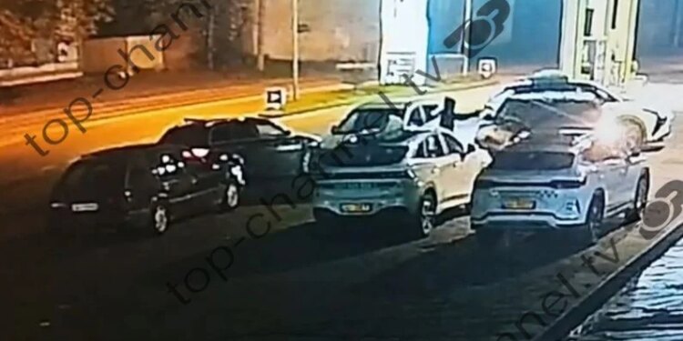 Vrasja e biznesmenit në Elbasan, momenti kur autori i afrohet makinës dhe e qëllon fatalisht.