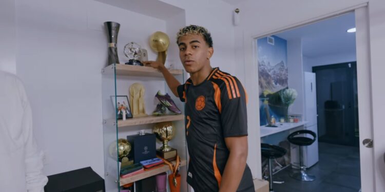 Yamal rregullon shtëpinë në YouTube: male me veshje, trofe dhe kuti... do të strehohet në shtëpinë e Shakirës.