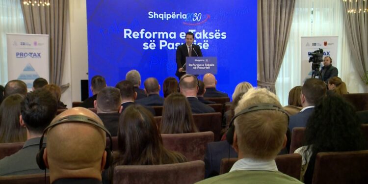 Zbatimi i taksës së re të pronës shtyhet, ministri Malaj njofton: Vlerësimet e ndërtesave përfundojnë në 2028, procesi nis në 2030.