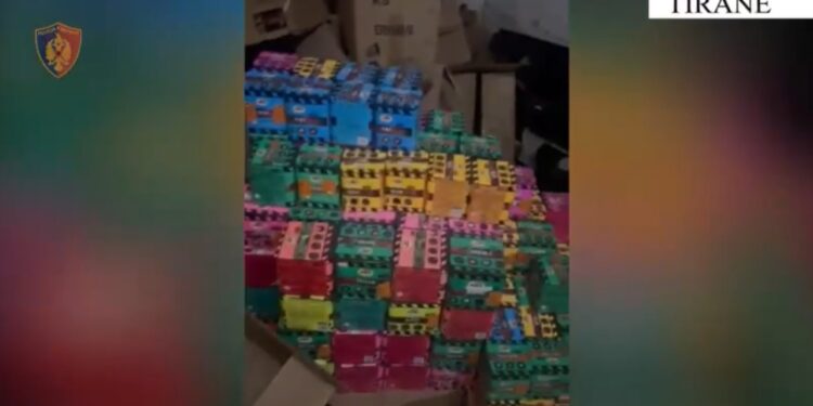 Zbulohet depo me qindra fishekzjarrë, arrestohet një 24-vjeçar në Tiranë