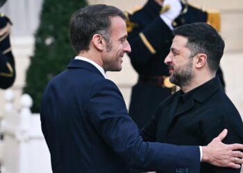 Zelensky arrin në Paris, presidenti ukrainas pritet nga Emmanuel Macron