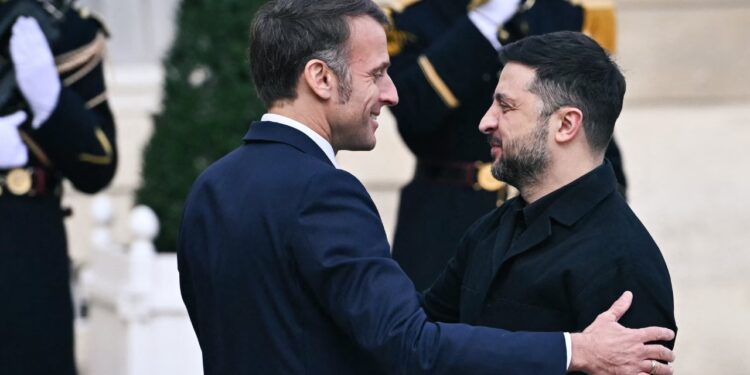 Zelensky arrin në Paris, presidenti ukrainas pritet nga Emmanuel Macron