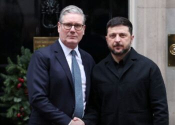Zelensky mbërrin në Downing Street për takim me Macron dhe Merz, e pret kryeministri Starmer