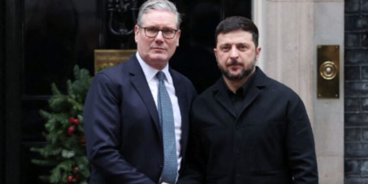 Zelensky mbërrin në Downing Street për takim me Macron dhe Merz, e pret kryeministri Starmer