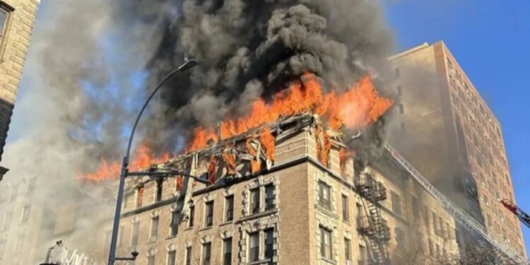 Zjarr në një ndërtesë në Manhattan, banorët evakuohen, 140 zjarrfikës në vendngjarje për të mposhtur flakët.