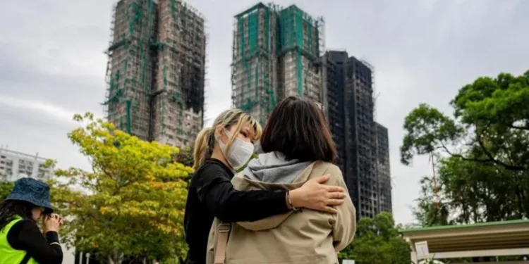 Zjarri fatal la të vdekur 159 persona, Hong Kongu urdhëron largimin e rrjetave të skelave