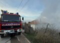 Zjarri përfshin një banesë në Guras të Korçës, familjarët e evakuar.