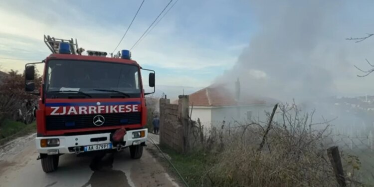 Zjarri përfshin një banesë në Guras të Korçës, familjarët e evakuar.
