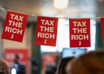 Zviceranët kundërshtojnë taksën për të pasurit, nisma për fondet e mbrojtjes së klimës dështon.