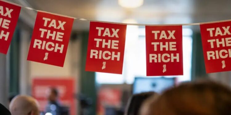 Zviceranët kundërshtojnë taksën për të pasurit, nisma për fondet e mbrojtjes së klimës dështon.