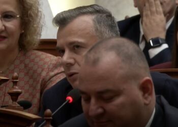 ‘Të vijë ‘reendë’!': Balla me humor në Kuvend, ngacmon Peleshin në dialekt korçar dhe ironizon Balliun për sjelljen e tij