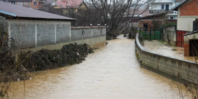 07:39
Moti i keq në Kosovë sjell pasoja, rinisja e mësimit shtyhet
Agjencia e Menaxhimit të Emergjencave (AME) njofton për vërshime në disa zona të Kosovës, por thekson se me fillimin e reshjeve të borës, rreziku nga vërshimet po zvogëlohet.