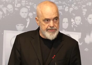 15 vjet pas "21 Janarit": "Protestuesit nuk ishin të armatosur", Rama kujton momentin me Pandeli Majkon kur kaloi një autoblindë.