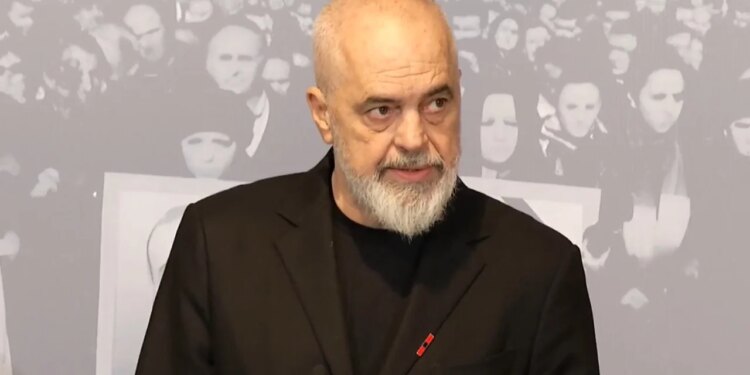 15 vjet pas "21 Janarit": "Protestuesit nuk ishin të armatosur", Rama kujton momentin me Pandeli Majkon kur kaloi një autoblindë.