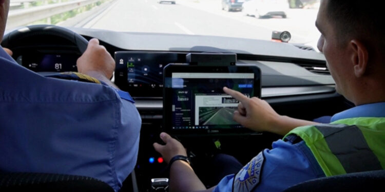 17-vjeçari përfshihet në aksident pasi nuk ndalet te pika e kontrollit të Policisë, merr tri gjoba dhe dërgohet në gjykatë.