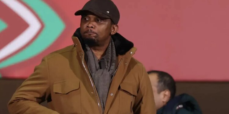 20,000 dollarë gjobë dhe 4 ndeshje suspendim për Samuel Eto', pas incidentit me homologun maroken… tifozët parandalojnë përplasje.