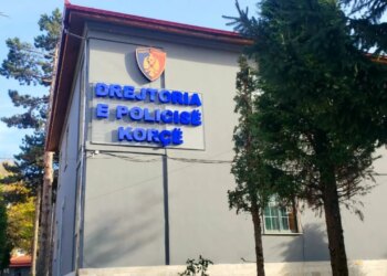 22 milion lekë të rinj për pensionistët jashtë vendit, dy punonjëse të Devollit përballen me akuzat.