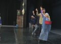 “24 orë në jetën e një votuesi”: shfaqja satirike e Driada Dervishit në Teatrin Kombëtar pasqyron realitetin shqiptar.