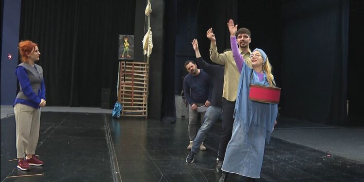 “24 orë në jetën e një votuesi”: shfaqja satirike e Driada Dervishit në Teatrin Kombëtar pasqyron realitetin shqiptar.