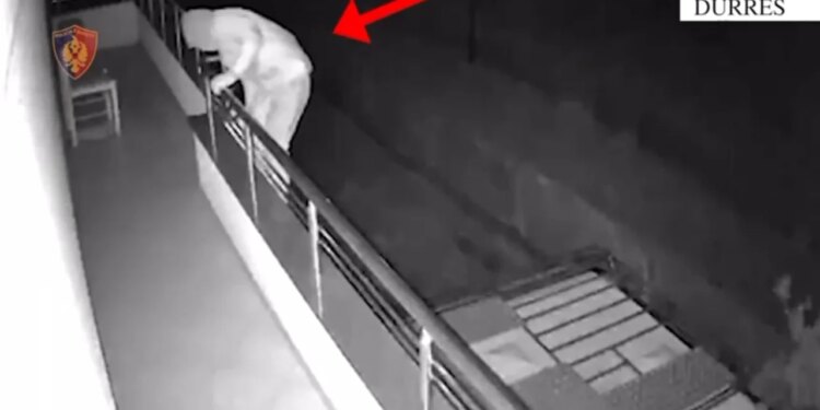 29-vjeçari arrestohet për pesë vjedhje në Durrës: Si i kryente grabitjet me maskë, doreza dhe pistoletë