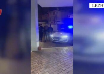 30-vjeçari arrestohet në Lezhë, akuzohet për 11 vjedhje nën kërcënimin e armës dhe djegien e makinës së ish-vjehrrës