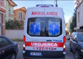 30-vjeçarja shemben nga kati i tretë i një pallati në Tiranë, humb jetën