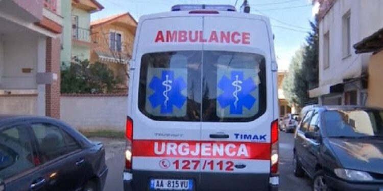 30-vjeçarja shemben nga kati i tretë i një pallati në Tiranë, humb jetën