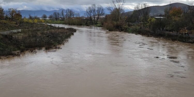 400 Familje të Izoluara dhe Gjashtë Fshatra të Mbyllura në Maliq pas Shembjes së Urës

Fermerët e Maliqit, të prekur nga dy përmbytje brenda dy muajve, kërkojnë dëmshpërblim për dëmet e shkaktuara.