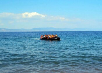 50 emigrantë të humbur pas fundosjes së një anije në Mesdhe, një pasagjer i shpëtuar nga një anije tregtare.