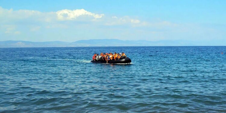 50 emigrantë të humbur pas fundosjes së një anije në Mesdhe, një pasagjer i shpëtuar nga një anije tregtare.