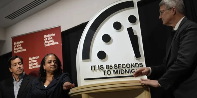"85 Sekonda për Mesnatën": Shkencëtarët Shpallin "Orën e Qametit" për Njerëzimin