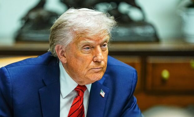 "Administrata Trump: Suksese dhe Prejardhje Historike" / Presidenti amerikan premton të ulë normat e interesit për kartat e kreditit në 10%, por përballet me kritikë.