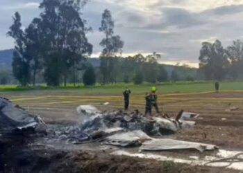 Aeroplani ka rënë pas ngritjes nga pista, gjashtë të vdekur, përfshirë një këngëtar të njohur