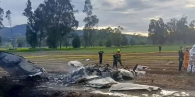 Aeroplani ka rënë pas ngritjes nga pista, gjashtë të vdekur, përfshirë një këngëtar të njohur