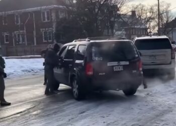 Agjentët amerikanë vrasin një grua 37-vjeçare!/ Trump: Ajo ishte shumë agresive...