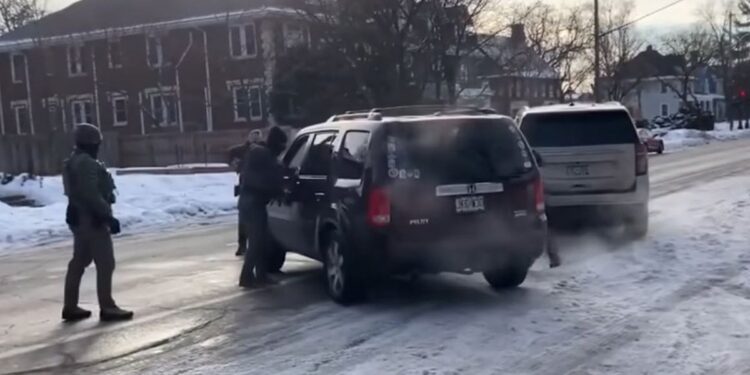 Agjentët amerikanë vrasin një grua 37-vjeçare!/ Trump: Ajo ishte shumë agresive...