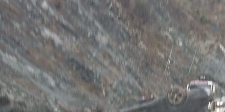 Aksident i rëndë në rrugën Librazhd-Elbasan: Automjeti përmbyset, dy persona të lënduar në “Kthesën e Murrashit”