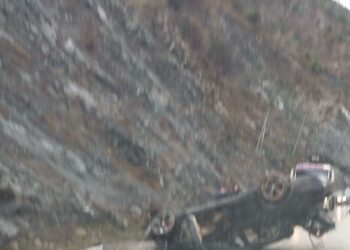 Aksident i rëndë në rrugën Librazhd–Elbasan, automjeti përmbyset dhe dy persona plagosen në “Kthesën e Murrashit”