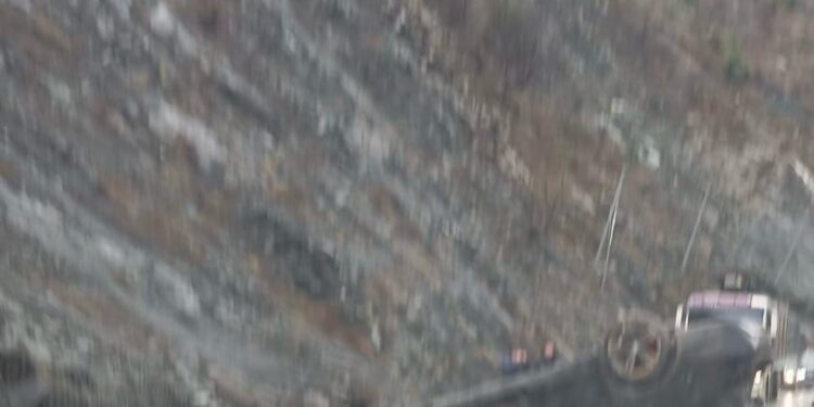 Aksident i rëndë në rrugën Librazhd–Elbasan, automjeti përmbyset dhe dy persona plagosen në “Kthesën e Murrashit”