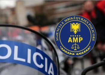 Aksident i shkaktuar nga një person në gjendje të dehur, nënë me fëmijë të mitur të plagosur; AMP pezullon punonjësin e Policisë nga detyra.