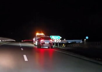 Aksident në mëngjesin e hershëm në Novoselë, shoferi humb kontrollin dhe godet bordurën e rrugës.