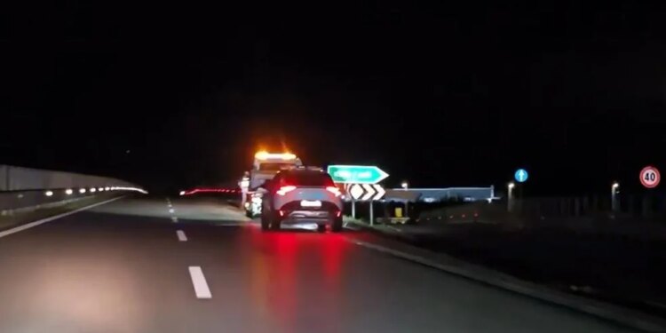 Aksident në mëngjesin e hershëm në Novoselë, shoferi humb kontrollin dhe godet bordurën e rrugës.