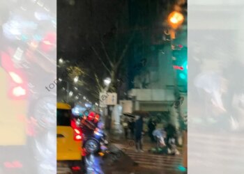 Aksident në rrugën “Siri Kodra” në Tiranë, një qytetar përfundon në aksident te vijat e bardha.