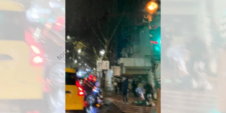 Aksident në rrugën “Siri Kodra” në Tiranë, një qytetar përfundon në aksident te vijat e bardha.