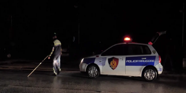 Aksidenti në Kukës, drejtuesi i mjetit godet 49-vjeçaren me makinë.