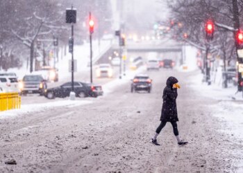 Amerikanët përjetojnë Groenlandën: Stuhi bore dhe akulli shkaktojnë anulimin e mijëra fluturimeve.