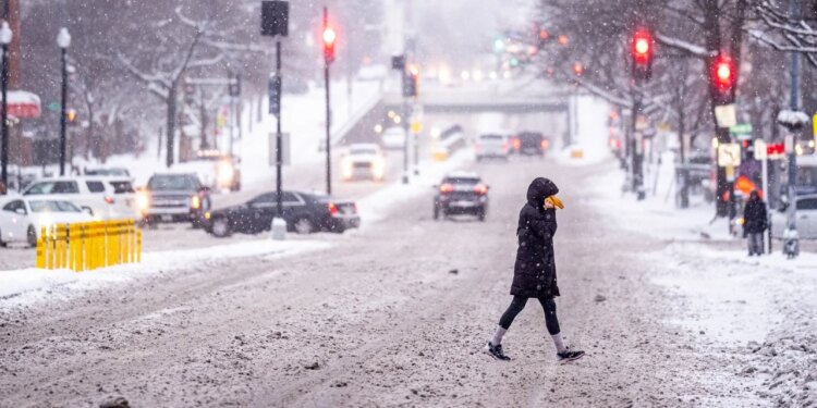 Amerikanët përjetojnë Groenlandën: Stuhi bore dhe akulli shkaktojnë anulimin e mijëra fluturimeve.